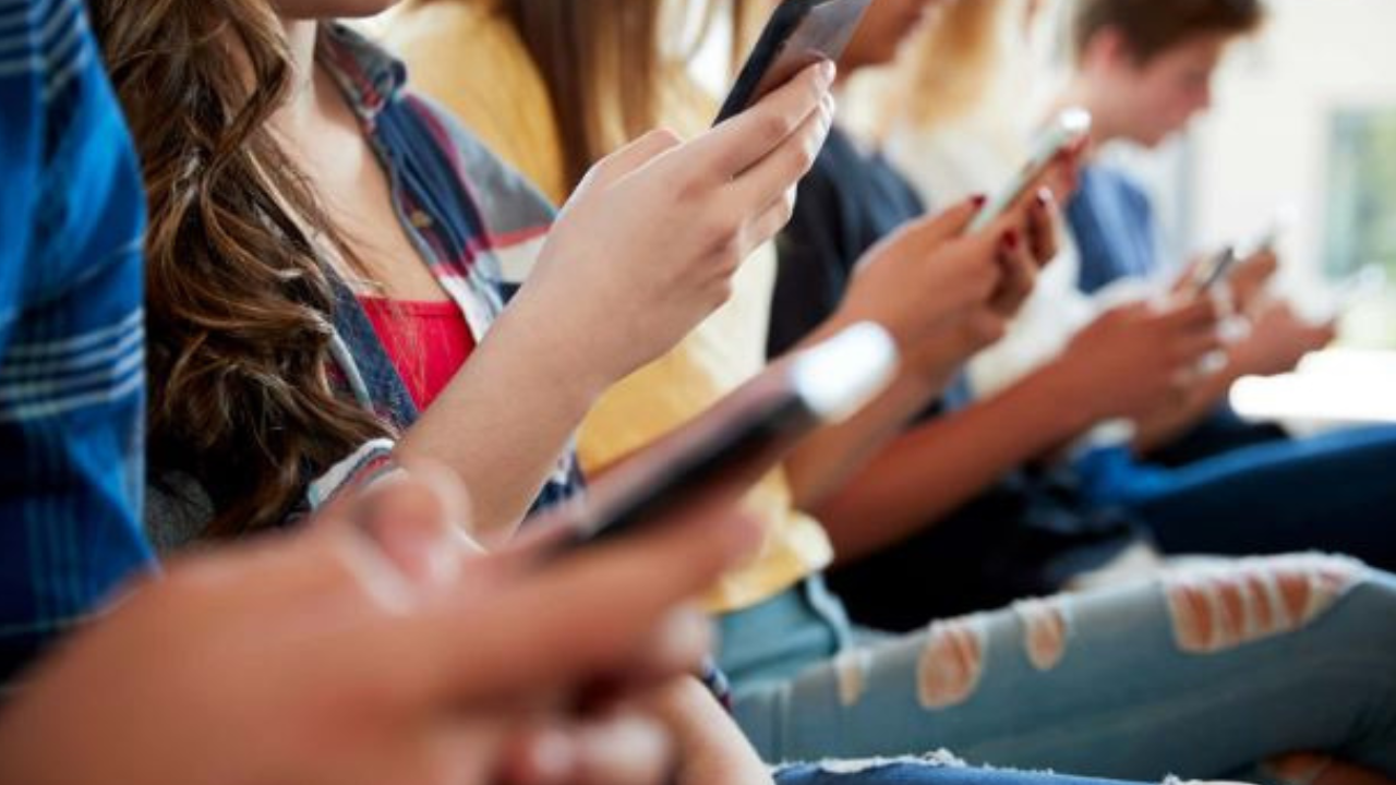 Mental Health in the Digital Age: Are Social Apps Helping or Hurting?